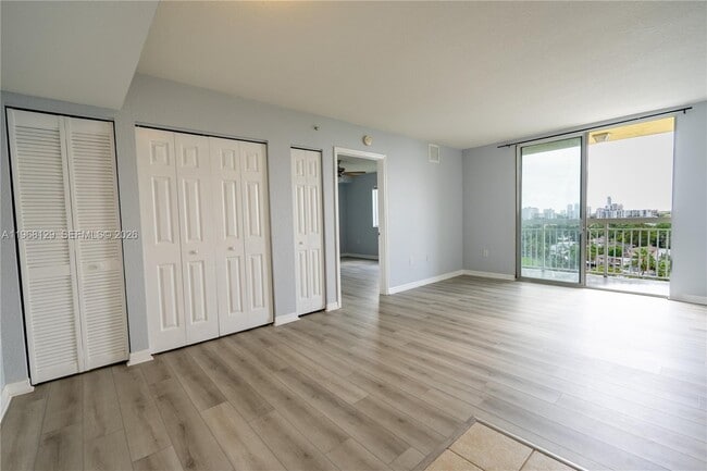 816 NW 11th St, Unit 1006 in Miami, FL - Foto de edificio - Building Photo