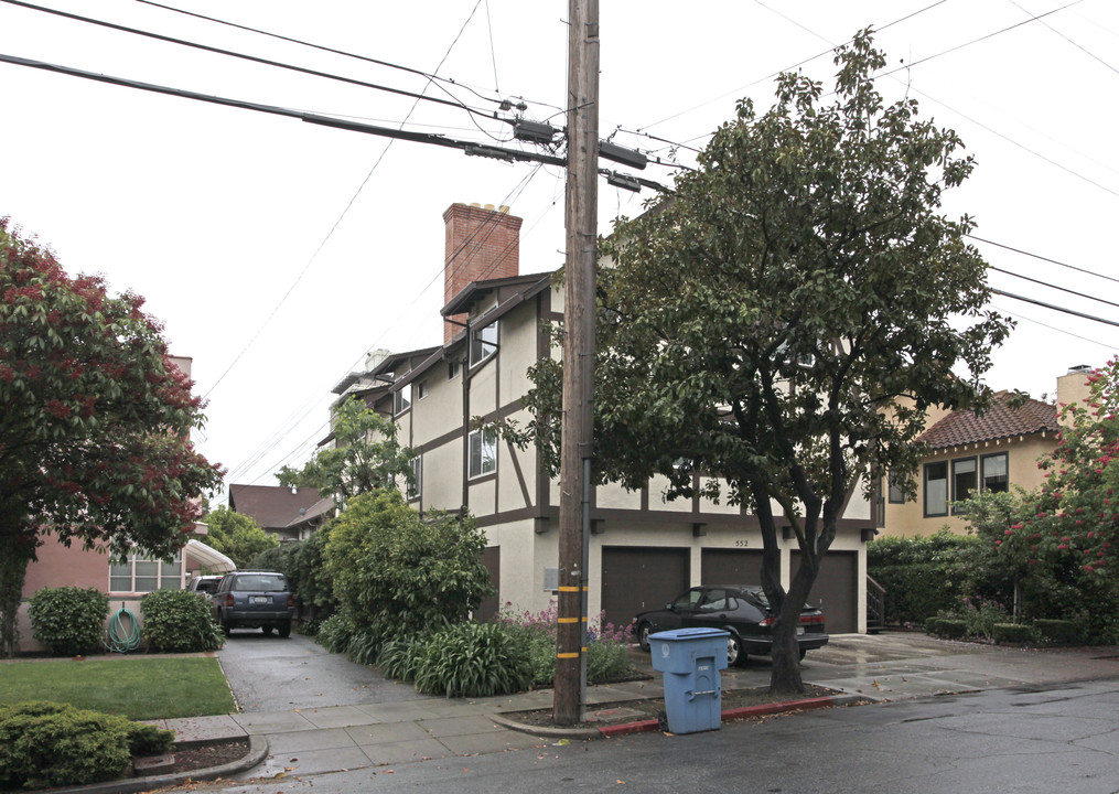 552 Everett Ave in Palo Alto, CA - Foto de edificio