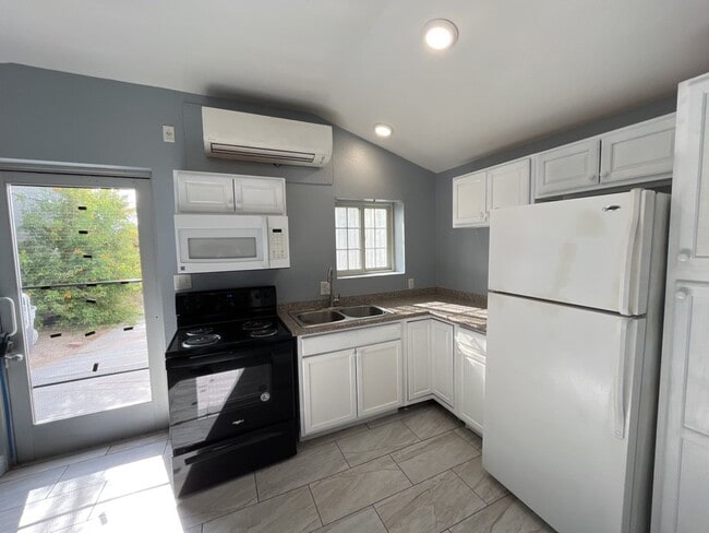 1007 Stewart Ave in Las Vegas, NV - Building Photo - Building Photo