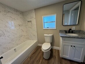 9006 Elm St in Hitchcock, TX - Building Photo - Building Photo