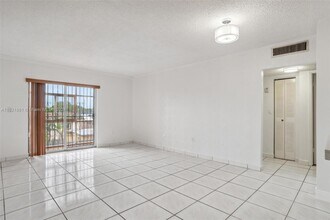 1075 W 68th St-Unit -110 in Hialeah, FL - Foto de edificio - Building Photo