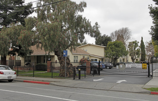 Peppertree Village in Hayward, CA - Foto de edificio - Building Photo