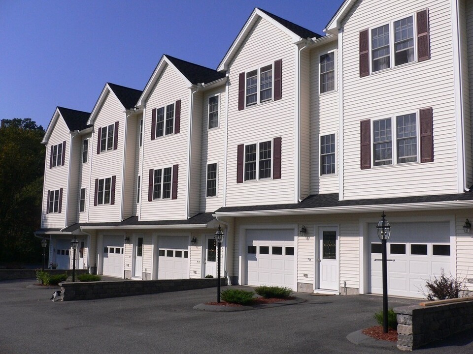 35 Fredonian St in Shirley, MA - Foto de edificio