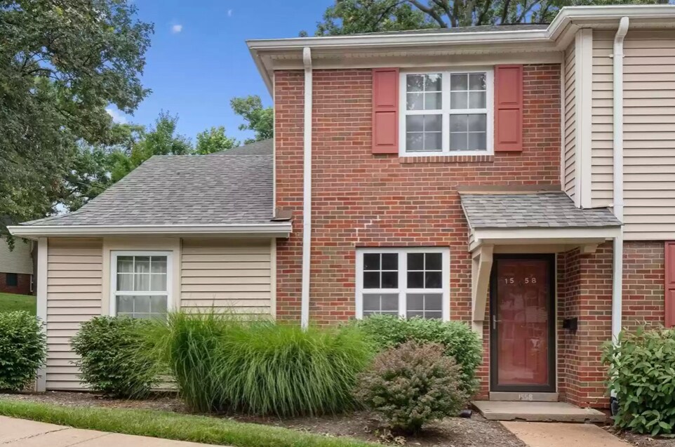 1558 Swallow Dr in Brentwood, MO - Building Photo