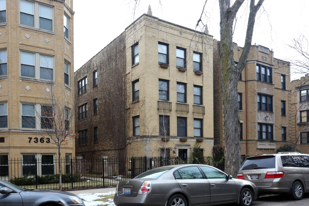 7357 N Damen Ave in Chicago, IL - Building Photo