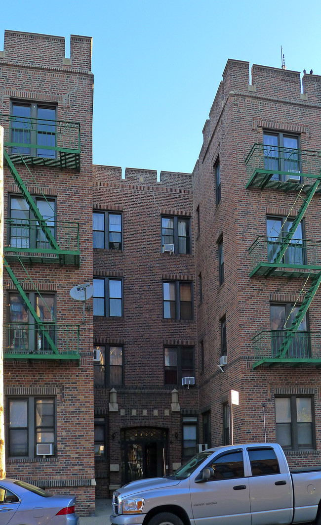 2303 28th Ave in Astoria, NY - Foto de edificio - Building Photo