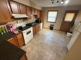 5295 N Mohawk Ave in Glendale, WI - Building Photo