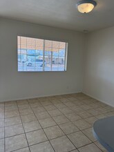 2237 Davis Ave in Kingman, AZ - Foto de edificio - Building Photo