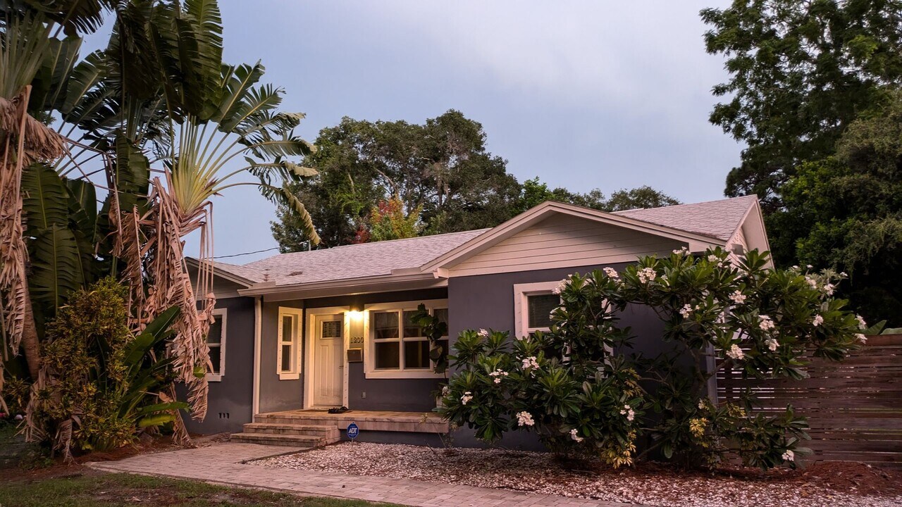 1200 Alhambra Way S in St. Petersburg, FL - Building Photo
