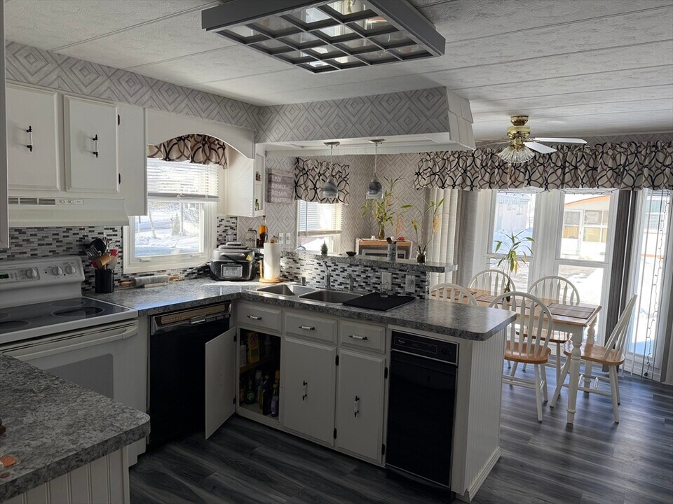 100 Phelps St in Marlborough, MA - Building Photo