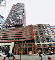 180 Front St E in Toronto, ON - Building Photo