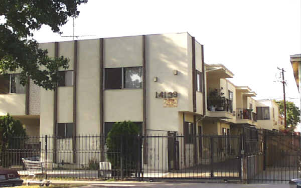 14139 Calvert St in Van Nuys, CA - Foto de edificio - Building Photo