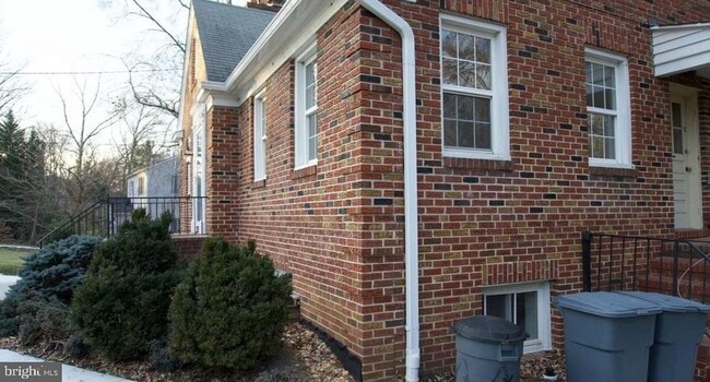 property at 906 Litchfield Rd