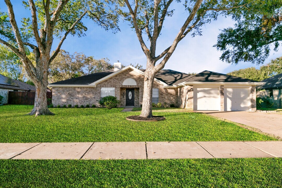 802 Foxglove Dr in Missouri City, TX - Building Photo