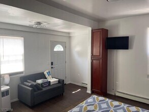 2420 E Edgar Rd in Linden, NJ - Foto de edificio - Building Photo