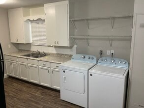 1318 W Blum St, Unit 2 in Alvin, TX - Building Photo - Building Photo