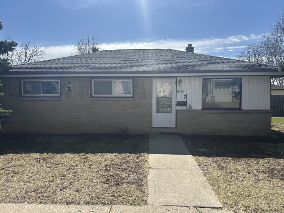 8101 W Warnimont Ave in Milwaukee, WI - Building Photo