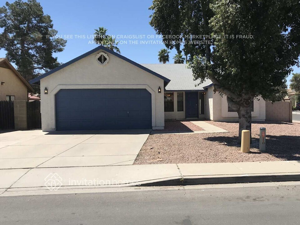 8833 W Windsor Ave in Phoenix, AZ - Foto de edificio