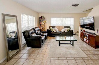 637 Kensington Lake Cir in Brandon, FL - Building Photo - Building Photo