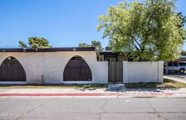720 S Dobson Rd in Mesa, AZ - Foto de edificio - Building Photo