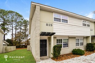 819 Von Kolnitz Rd in Mount Pleasant, SC - Building Photo