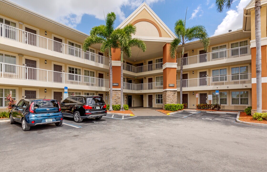 Furnished Studio-Fort Lauderdale-Cypress C in Fort Lauderdale, FL - Building Photo