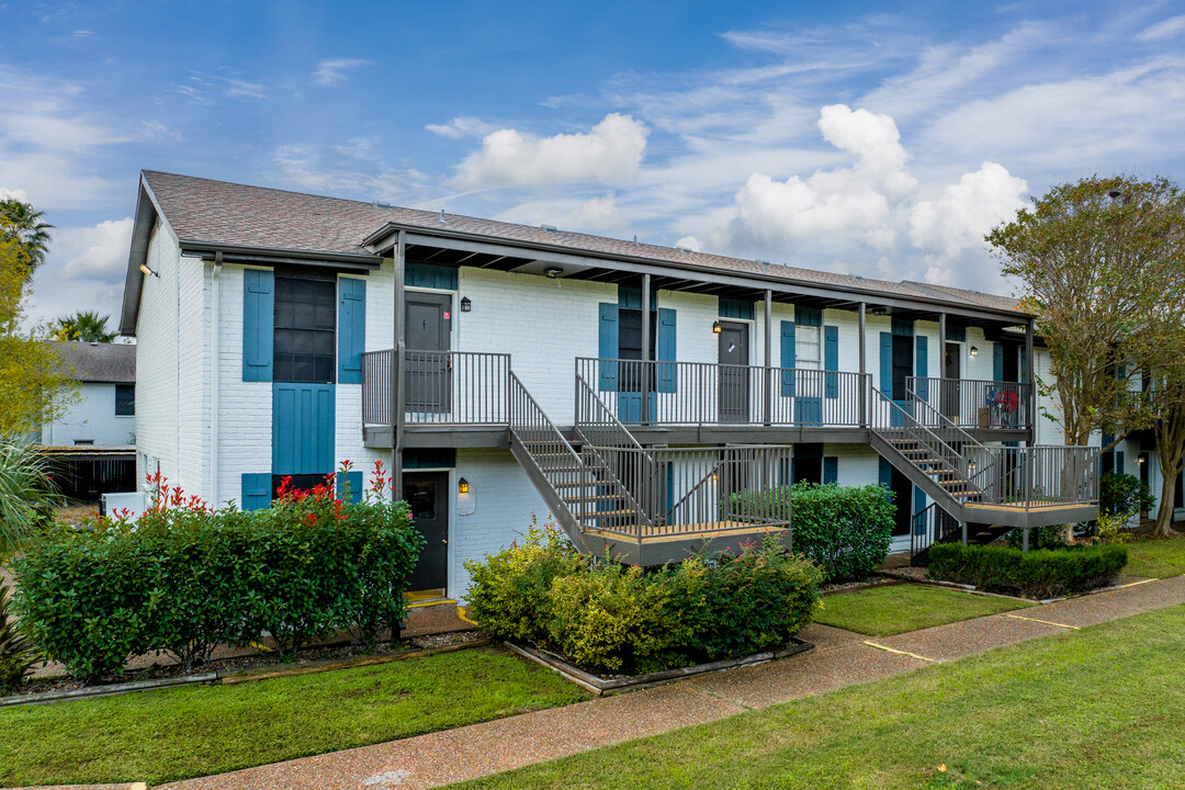 Country Club Manor in Corpus Christi, TX - Building Photo