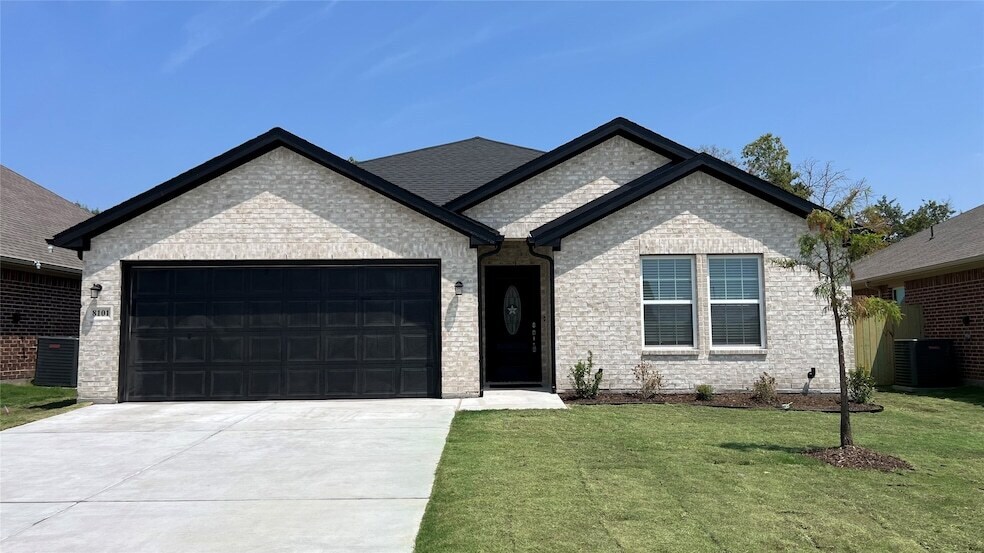 8101 Scott Ln in Greenville, TX - Foto de edificio