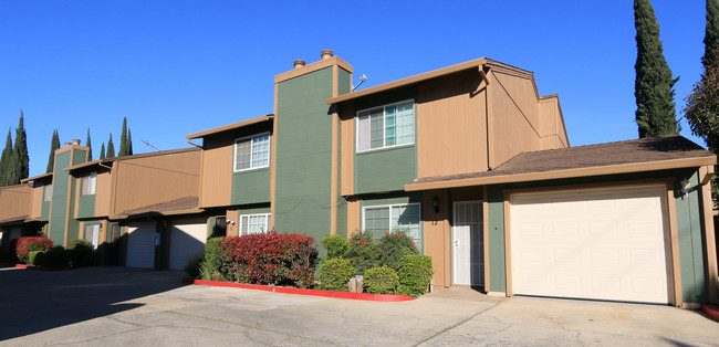 Watt Avenue Gardens Townhomes in Sacramento, CA - Foto de edificio - Building Photo