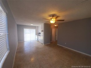 1043 NW 5th St-Unit -1 in Miami, FL - Foto de edificio - Building Photo