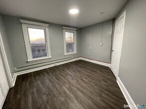 158 Chapel St in Milford, CT - Building Photo - Building Photo