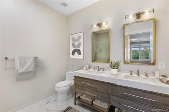 990 Corporate Dr in Westbury, NY - Foto de edificio - Building Photo