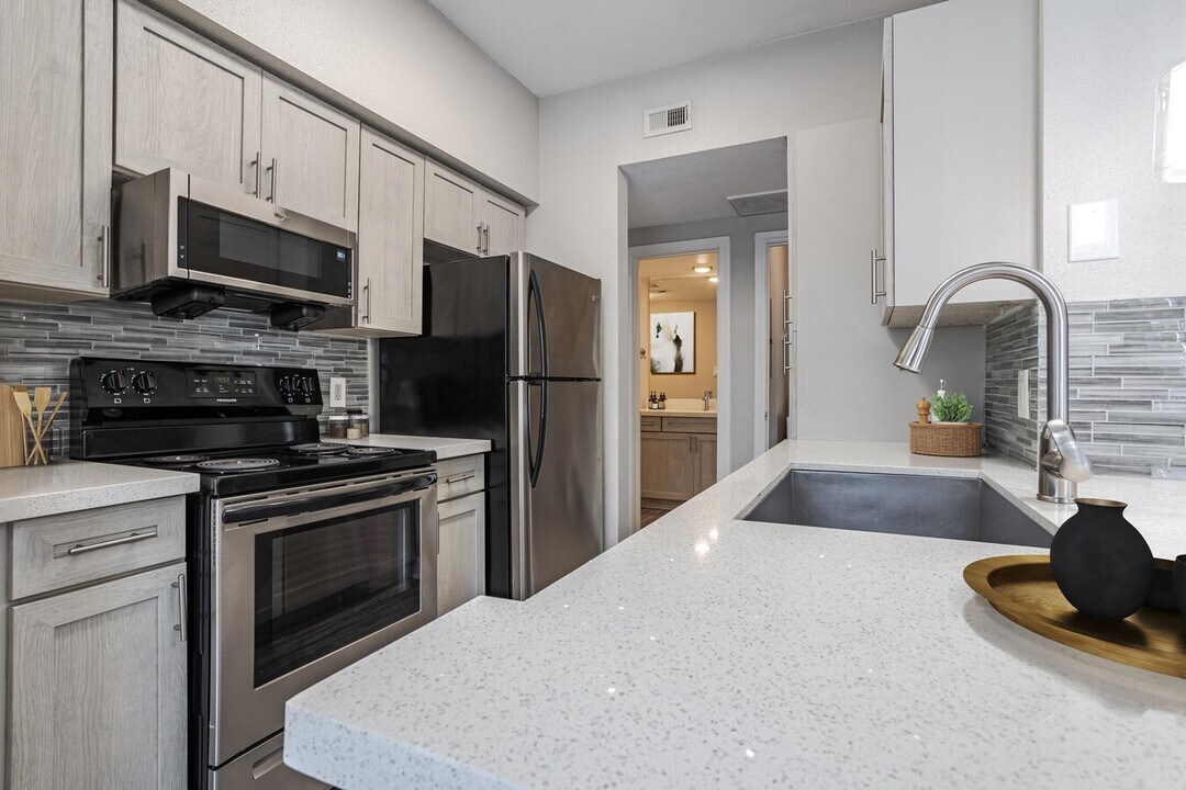 4281 Westheimer Pl Dr in Houston, TX - Building Photo
