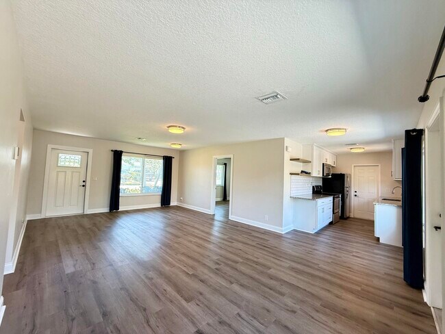 1615 Crest Dr in Lake Worth Beach, FL - Building Photo - Building Photo