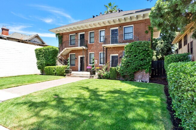 258 N Fulton St, Unit 260 in Fresno, CA - Foto de edificio - Building Photo