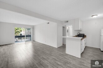 18620 Hatteras St, Unit 276 in Tarzana, CA - Building Photo - Building Photo