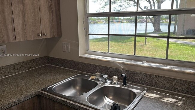 2061 NW 96th Terrace in Pembroke Pines, FL - Building Photo - Building Photo