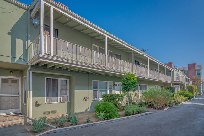 1627 N Normandie Ave in Los Angeles, CA - Foto de edificio - Building Photo