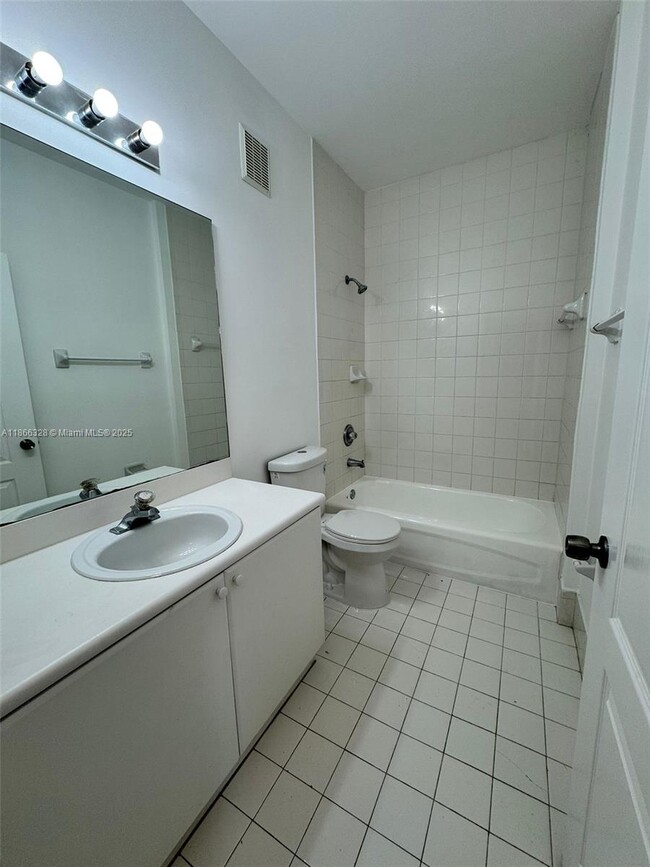 17620 NW 73rd Ave in Hialeah, FL - Building Photo - Building Photo