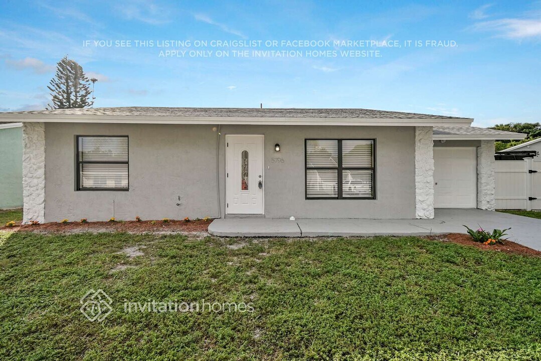 5796 Aurora Ct in Greenacres, FL - Foto de edificio