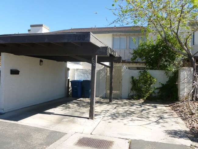 700 Fernwood Ln in Las Vegas, NV - Foto de edificio - Building Photo