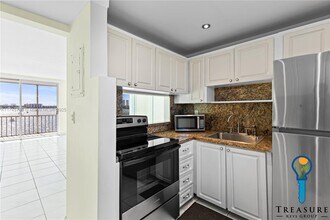 2910 Point E Dr in Aventura, FL - Building Photo - Building Photo