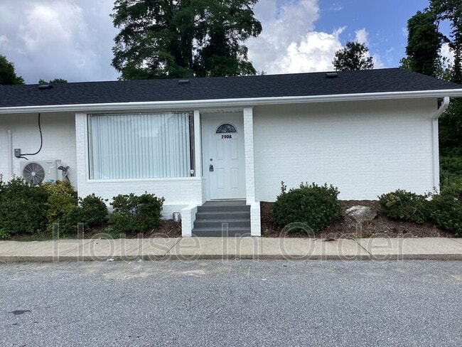790 N Grove St in Hendersonville, NC - Building Photo - Building Photo