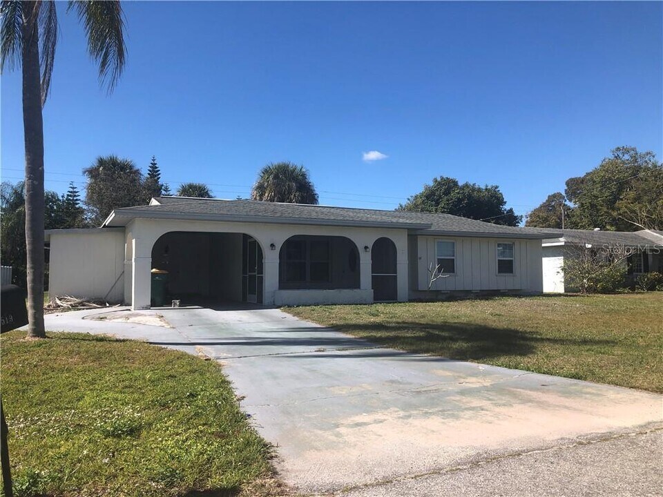 2519 Ivanhoe St in Port Charlotte, FL - Foto de edificio