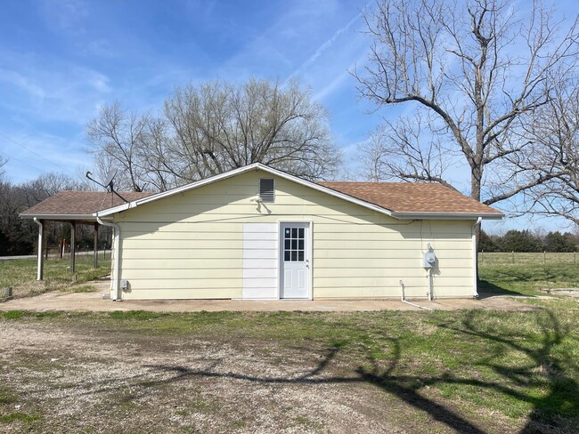 6493 E State Hwy C in Strafford, MO - Foto de edificio - Building Photo