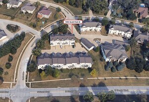 1003 Scott Park Dr in Iowa City, IA - Building Photo