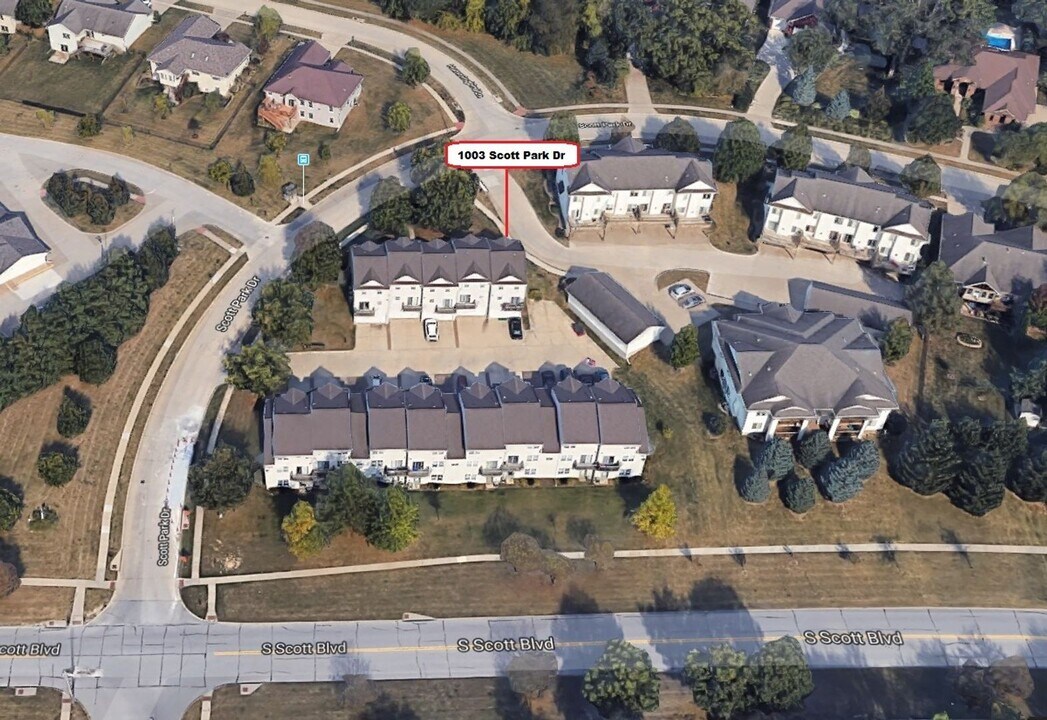 1003 Scott Park Dr in Iowa City, IA - Building Photo