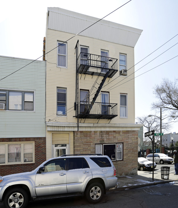 1100 West St in Union City, NJ - Building Photo