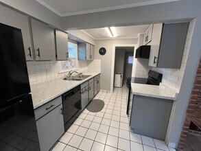 670 E Fairfield St in Gladstone, OR - Foto de edificio - Building Photo