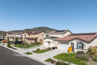 Lennar at The Reserve in Winchester, CA - Foto de edificio - Building Photo